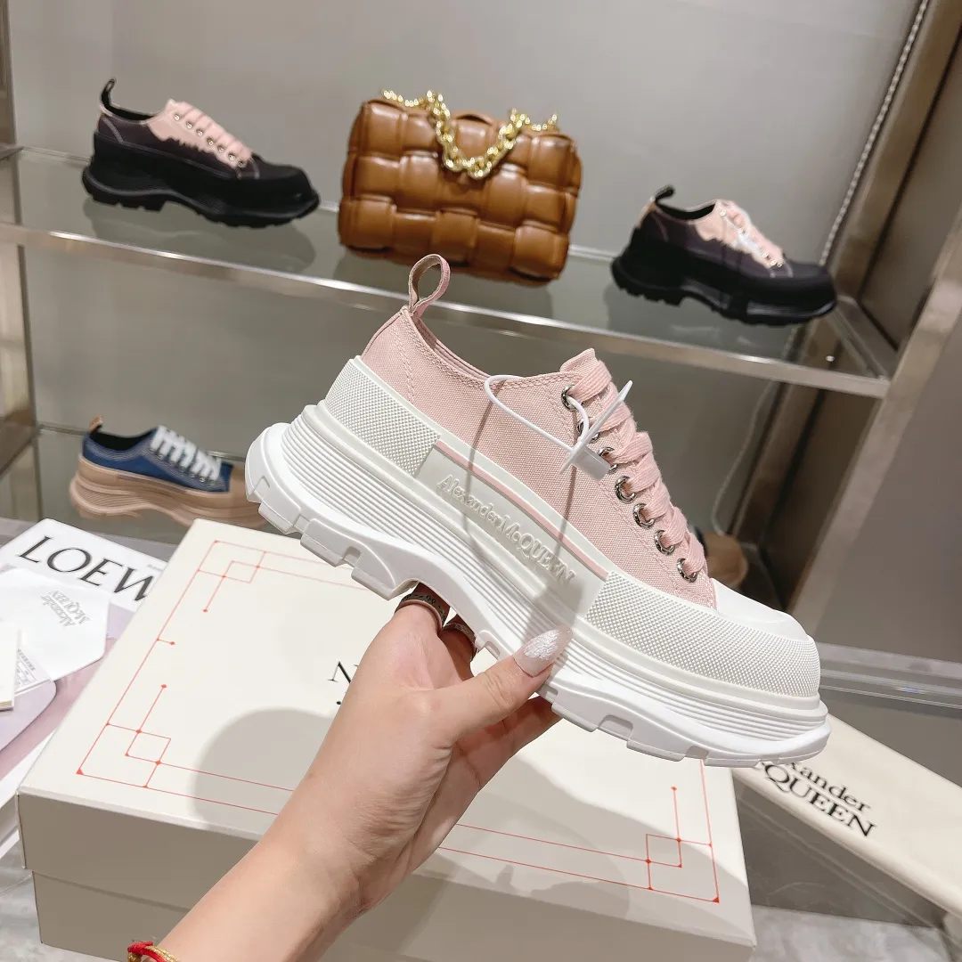 👟👟Ex-factory price 580👟👟 The latest version of Alexander McQueen's men's and women's couple's model is a hot item👑Purchase version original version 1:1 Fabric: Original imported waterproof canvas Lining: Imported water-resistant sheepskin, strong, stain-resistant and breathable. Insole: Imported silk lining Outsole: TPU multi-layer original combination sole (not the ordinary sole on the market) Packaging: Comes with original shoe box, cloth bag, certificate card Code number: 34-45
